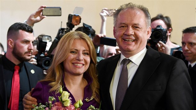 Nově zvolené slovenské prezidentce Zuzaně Čaputové přišel pogratulovat současný prezident Andrej Kiska. (30. března 2019)