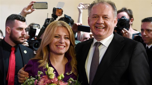 Nově zvolené slovenské prezidentce Zuzaně Čaputové přišel pogratulovat současný prezident Andrej Kiska. (30. března 2019)