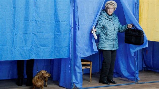 Na Ukrajin zaaly prezidentsk volby,  k volebnm urnm me zamit a 30 milion oprvnnch voli. (31. bezna 2019)