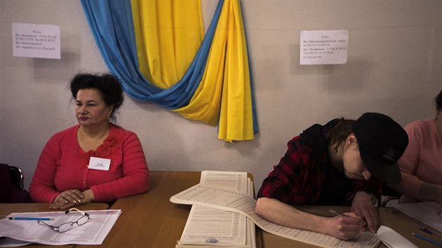 Na Ukrajině začaly prezidentské volby, k volebním urnám může zamířit až 30 milionů oprávněných voličů. (31. března 2019)