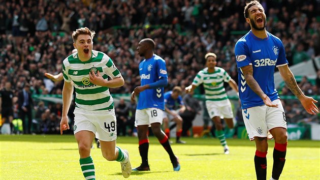 James Forrest ze Celticu Glasgow (vlevo) se raduje z glu v mstskm derby s Rangers, jejich hr Connor Goldson (vpravo) zu.