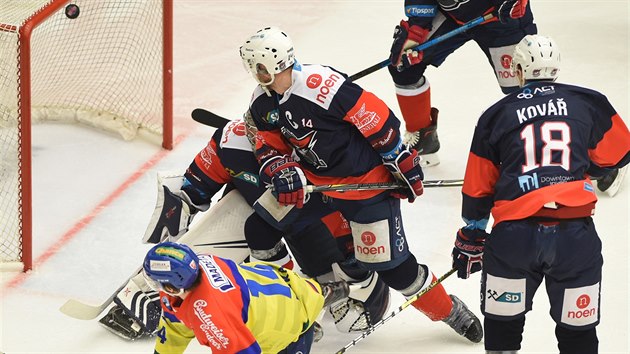 Hokejisté Chomutova (v modrém) marně sledují, jak kotouč končí v jejich brance v barážovém utkání s Českými Budějovicemi.