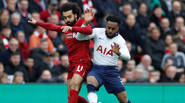 Danny Rose z Tottenhamu (vpravo) a Mohamed Salah z Liverpoolu se petlauj v souboji o m.