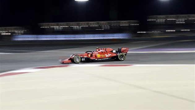 Charles Leclerc se se svm vozem Ferrari t po trati Velk ceny Bahrajnu.