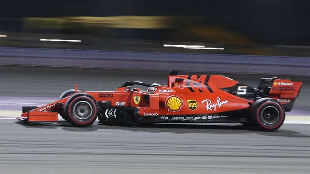 Sebastian Vettel z Ferrari na trati Velk ceny Bahrajnu