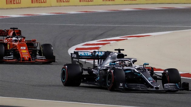 Lewis Hamilton ze stje Mercedes (vpravo) ujd pi Velk cen Bahrajnu Sebastianu Vettelovi.