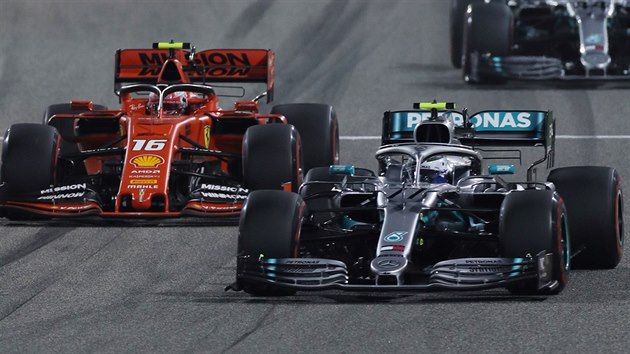 Valtteri Bottas z Mercedesu (vpravo) soupe na Velk cen Bahrajnu s Charlesem Leclercem z Ferrari.