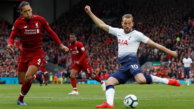 Harry Kane z Tottenhamu (vpravo) centruje do pokutovho zem Liverpoolu.