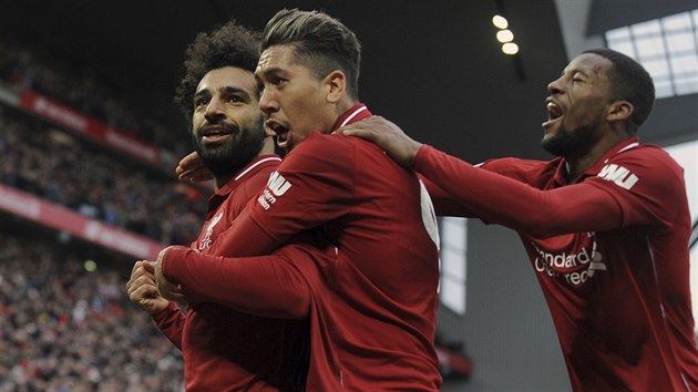 Fotbalist Liverpoolu (zleva) Mohamed Salah, Roberto Firmino a Georginio Wijnaldum se raduj z vtzstv nad Tottenhamem.