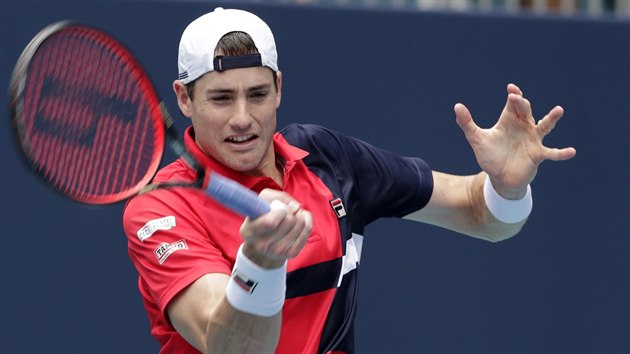 Amerian John Isner hraje forhend ve finle turnaje v Miami.