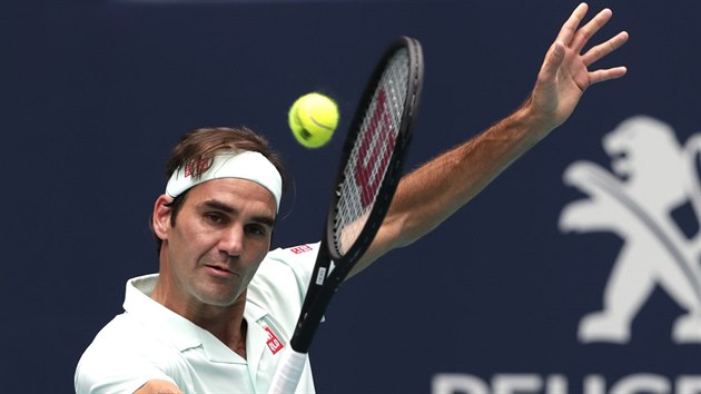 vcarsk tenista Roger Federer se sousted na bekhendov volej ve finle turnaje v Miami.