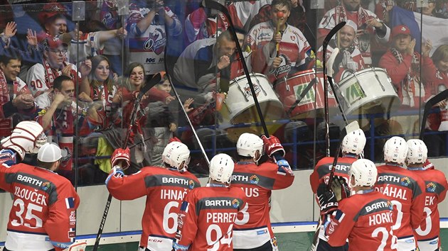 Pardubičtí hokejisté slaví s fanoušky výhru v barážovém utkání s Kladnem.