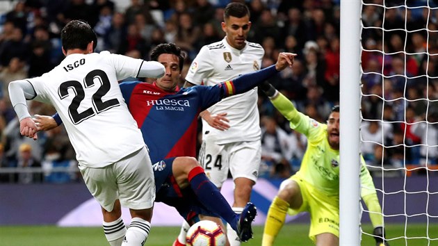 Isco z Realu Madrid (s slem 22) zblzka pohodln doklepv m do branky Huescy.