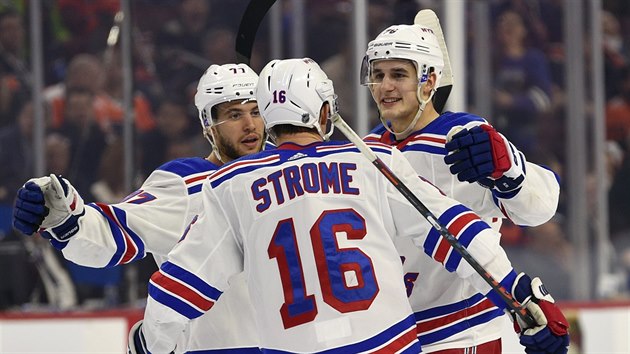 Hokejist tmu New York Rangers se raduj z branky v utkn s Philadelphi.