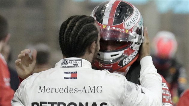 Lewis Hamilton utuje v cli Velk ceny Bahrajnu F1 neastnho soupee Charlese Leclerca.