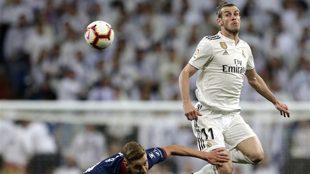 Gareth Bale z Realu Madrid (vpravo) hlavikuje v utkn s Huescou.