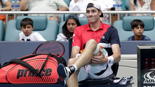 Američan John Isner se potýká s bolestí nohy ve finále turnaje v Miami.