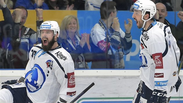 Plzet hokejist Milan Gula (vlevo) a Michal Moravk se raduj ze vstelenho glu v rozhodujcm tvrtfinle play-off proti Olomouci.