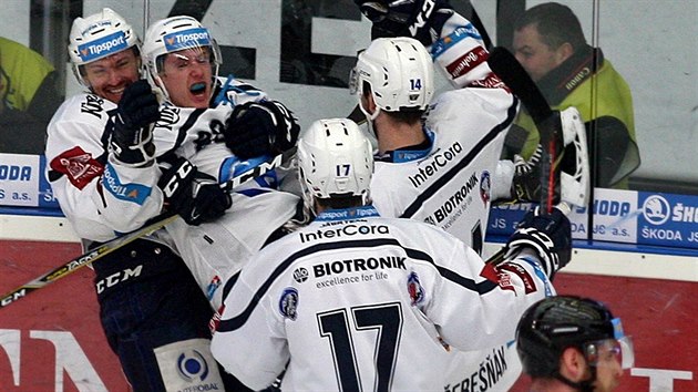 Plzet hokejist se raduj z glu v rozhodujcm tvrtfinlovm utkn proti Olomouci.