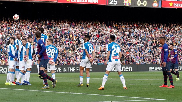 Lionel Messi (vpravo) stl gl z pmho kopu.