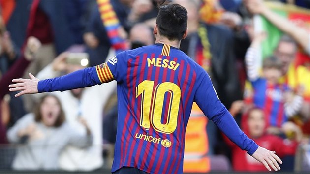 Lionel Messi oslavuje jeden ze svch dvou gl, ktermi zadil vtzstv Barcelony v derby s Espanyolem.