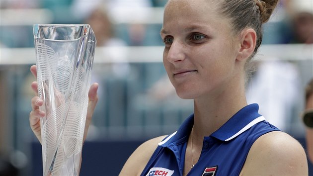 Karolna Plkov s trofej pro poraenou finalistku turnaje v Miami
