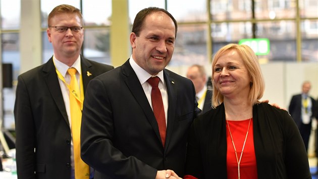Nový předseda KDU-ČSL, poslanec Marek Výborný a nová první místopředsedkyně Šárka Jelínková, v pozadí bývalý lídr Pavel Bělobrádek.