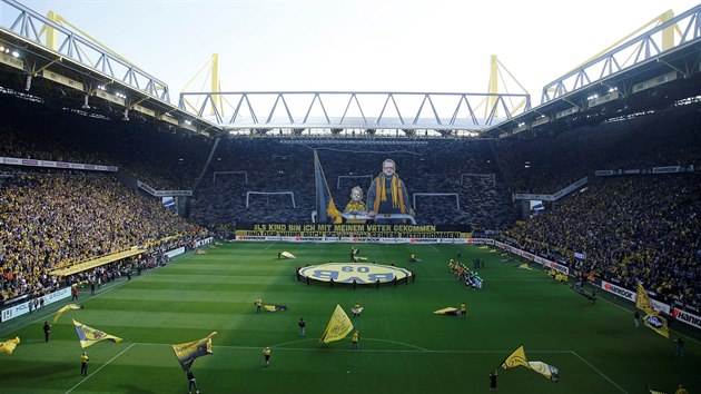 Pohled na zaplnn Vestflsk stadion, oficiln  Signal Iduna Park, ped zpasem domc Borussie Dortmund a VfL Wolfsburg.