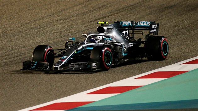Valtteri Bottas  v kvalifikaci na Velkou cenu Bahrajnu formule 1.