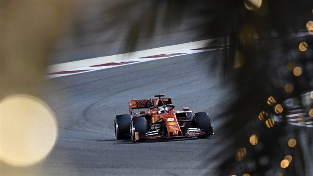 Sebastian Vettel v kvalifikaci na Velkou cenu Bahrajnu formule 1.