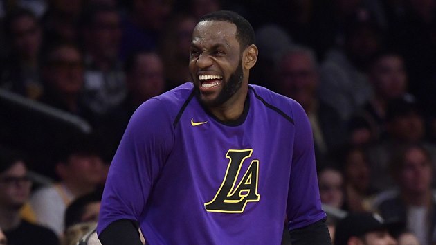LeBron James z LA Lakers se bav zpasem s Charlotte.