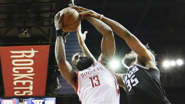 James Harden (13) z Houstonu bojuje na doskoku s  Marvinem Bagleym III. ze Sacramenta.