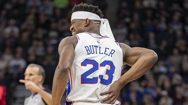 Jimmy Butler z Philadelphie si ze zpasu s Minnesotou odnesl i bolav zda.