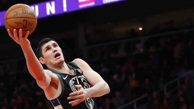 Ersan Ilyasova z Milwaukee pi tonm faulu v zpase s Atlantou