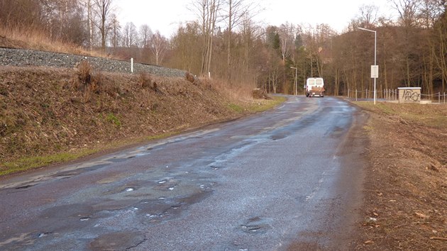Ponien silnice mezi Adrpachem a Teplicemi nad Metuj.