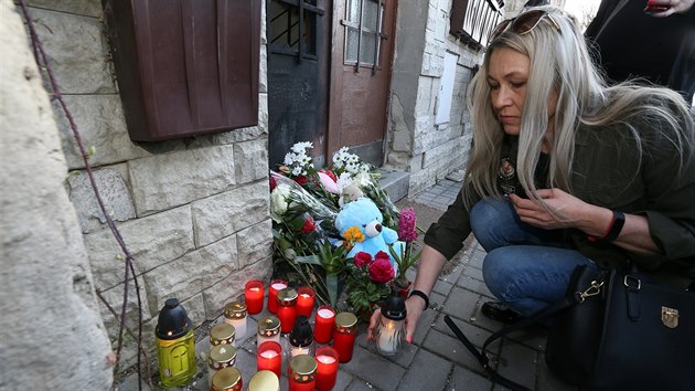 Louny, 30. 3. 2019 pietní akce v Lounech - vzpomínka na dvouletého utýraného Marečka. U domu, kde bydlel. FOTO: MAFA - IVETA LHOTSKÁ