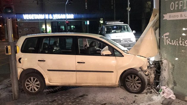 Prat policist e nehodu 17letho mladka. Ten se po nehod odmtl podrobit dechov zkouce.