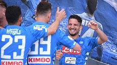 Dries Mertens z Neapole (elem) slaví se spoluhrái branku v duelu s AS ím.