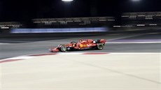 Charles Leclerc se se svým vozem Ferrari ítí po trati Velké ceny Bahrajnu.
