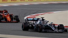 Lewis Hamilton ze stáje Mercedes (vpravo) ujídí pi Velké cen Bahrajnu...