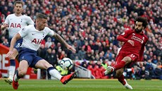 Toby Alderweireld z Tottenhamu (vlevo) se snaí zablokovat stelu Mohameda...