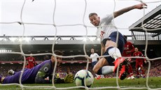 Toby Alderweireld z Tottenhamu (vpravo) si dává vlastní gól v utkání proti...