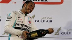Pilot stáje Mercedes Lewis Hamilton slaví vítězství ve Velké ceně Bahrajnu.