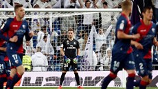Luca Zidane v brance Realu Madrid smutní poté, co inkasoval gól v utkání s...