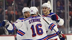 Hokejisté týmu New York Rangers se radují z branky v utkání s Philadelphií.