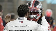 Lewis Hamilton utuje v cíli Velké ceny Bahrajnu F1 neastného soupee...
