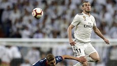 Gareth Bale z Realu Madrid (vpravo) hlavikuje v utkání s Huescou.