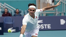 výcar Roger Federer se natahuje po míi ve finále turnaje v Miami.