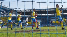 Teplický Jakub Hora (vpravo) oslavuje svj gól Slovácku.