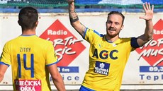 Teplický Jakub Hora (vpravo) se raduje ze svého gólu spolu se spoluhráčem...